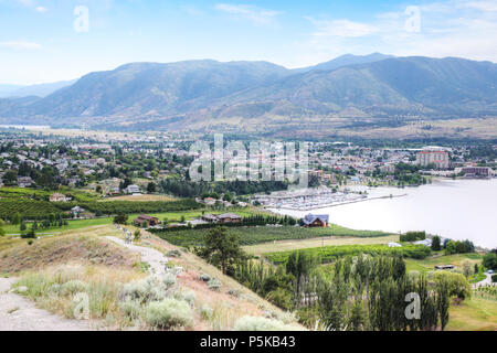 Vista aerea di numerose Kelowna vigneti che circondano il Lago Okanagan con le montagne sullo sfondo. Kelowna è rinomato per le sue cantine e winemak Foto Stock