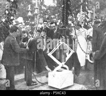 N/A. Español: Fotografía que muestra al rey de España Alfonso XIII colocando la primera piedra del grupo de casas baratas de Irala-barri, en Bilbao. Il 29 agosto 1915. Unknown 83 Alfonso XIII y la Piedra Foto Stock