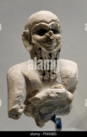 N/A. Inglese: busto di un maschio, orant barbuto, trovò nel tempio di Ishtar a Mari. Français : Buste d'orant barbu. Albâtre gypseux, tracce de bitume dans les orifizi de la barbe. . Da 2500 fino al 2400 BC. N/A 252 Busto orant Louvre AO17557 Foto Stock