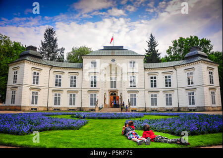 Myslewicki palazzo costruito 1775-1779 e situato nel Parco Lazienki. Scena idilliaca, due bambini fotografia di un pavone in giardini scolpiti Foto Stock