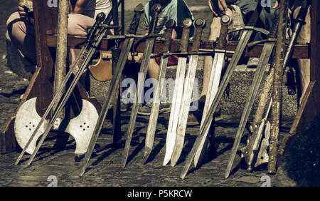 Spade impostato in una fila per il cavaliere dimostrazione presso un mercato medievale, Germania Foto Stock