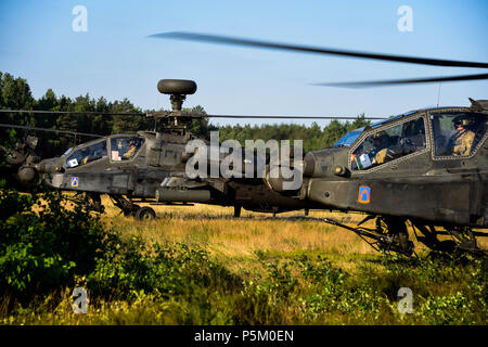 Stati Uniti Soldati con il dodicesimo combattere la Brigata aerea (12 Cabina) preparare il AH-64 Apache e CH-47 elicotteri Chinook per il decollo da Zagan area formazione, Zagan, Polonia, 21 giugno 2018. La cabina 12 ha completato la Saber Strike 2018 esercizi ed è sulla strada del ritorno negli Stati Uniti. Presidio militare di Ansbach, dove la brigata è di stanza. (U.S. Esercito foto di Visual Information Specialist Eugen Warkentin) Foto Stock