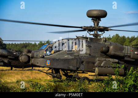 Stati Uniti Soldati con il dodicesimo combattere la Brigata aerea (12 Cabina) preparare il AH-64 Apache e CH-47 elicotteri Chinook per il decollo da Zagan area formazione, Zagan, Polonia, 21 giugno 2018. La cabina 12 ha completato la Saber Strike 2018 esercizi ed è sulla strada del ritorno negli Stati Uniti. Presidio militare di Ansbach, dove la brigata è di stanza. (U.S. Esercito foto di Visual Information Specialist Eugen Warkentin) Foto Stock