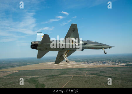 Un T-38 Taloni vola vicino a Laughlin Air Force Base su 17 Maggio, 2018. Il T-38 è uno dei tre aeromobili volato da piloti durante il corso di laurea formazione pilota. Foto Stock