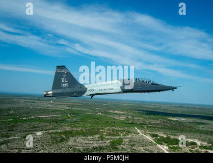 Un T-38 Taloni vola vicino a Laughlin Air Force Base su 16/17 Maggio, 2018. Il T-38 è uno dei tre aeromobili volato da piloti durante il corso di laurea formazione pilota. Foto Stock