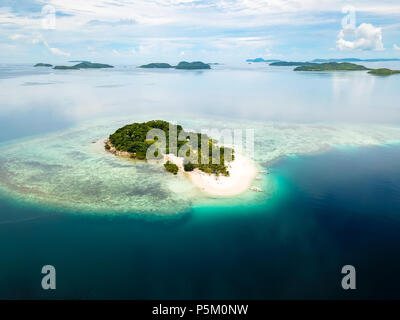 Vista aerea dall'alto di un'isola tropicale isolata con spiaggia di sabbia bianca in mezzo al mare blu profondo, isola di Siargao, Filippine Foto Stock