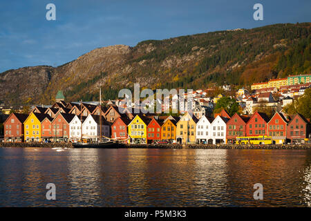 Bryggen, una serie di Hanseatic di edifici commerciali di rivestimento del lato orientale del porto di Vågen a Bergen, Norvegia. Foto Stock