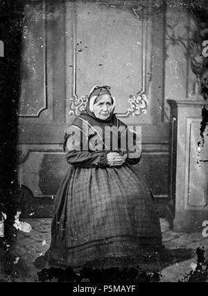 [Una vecchia donna seduta] [GRAPHIC].. 1 negativi : vetro, collodio umido, b&W ; 11 x 8 cm. circa 1875. Thomas, Giovanni, 97 una vecchia donna seduta NLW3364959 Foto Stock