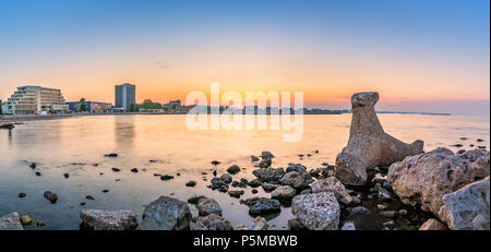 Mar Nero litorale panorama con Mamaia beach resort skyline al tramonto, in Romania Foto Stock