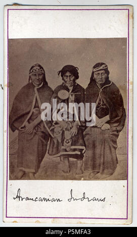 N/A. Inglese: Fotografia (bianco e nero); carte de visite, tre donne mapuche seduti in un studio; le donne sulla sinistra indossando trarilonko (capelli lace/copricapo), quipan ( un panno quadrato, avvolto attorno al corpo), trarihue (cintura) e ikulla (scialle); donna anziana in centro indossando trarilonko o lloven nitrowe (femminile di acconciatura), chaway (orecchini), tupu (vestiti pin), pentreor (torace impiccagione di tre catene), quipan, trarihue e ikulla; lei tiene due sacchi; donna sulla destra indossando trarilonko, quipan, trarihue e ikulla; Pampas, Argentina o del Cile. Data sconosciuta. Christian Enrique Foto Stock