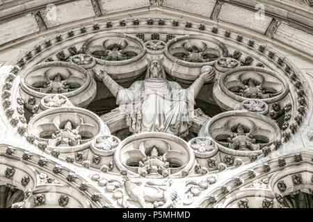 La parte anteriore della Chiesa Cattedrale di San Giovanni il divino in NYC. La parte superiore del portale del paradiso. Foto Stock