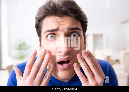 L'uomo nel panico perché di brufoli sulla pelle Foto Stock