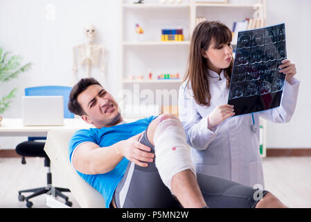 Sports player visitando medico dopo la lesione Foto Stock