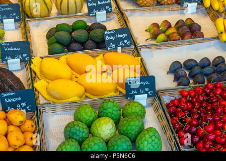 Frutti Esotici in vendita in un mercato di Monaco di Baviera, Germania Foto Stock