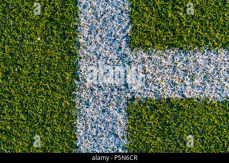 Lo sfondo da linee bianche su un verde artificiale campo di calcio Foto Stock