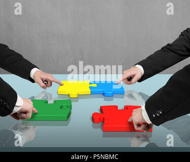 Mettere quattro puzzle insieme sul tavolo per ufficio Foto Stock