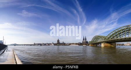 Panorama sparare a luce diurna di Colonia con grande chiesa di S. Martino e Cattedrale di Colonia, ponte di Hohenzollern e il fiume Reno, Germania. Foto Stock