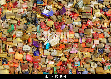 Molti amano lucchetti bloccato sulla catena di ferro al landmark, turisti luogo - lucchetti segno di amore e romanticismo concetto Foto Stock