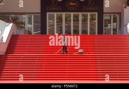 CANNES, Francia - 19 Maggio 2017: un uomo vuoto l'iconica red carpet passi in avanti dei festeggiamenti al Cannes Film Festival. Foto Stock