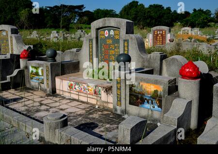 Grande tomba cinese e lapide con la scritta mandarino d'oro e. Fiori di loto al cimitero Ipoh Malesia Foto Stock