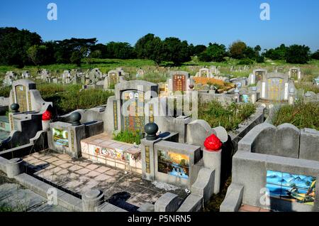 Grande tomba cinese e lapide con la scritta mandarino d'oro e. Fiori di loto al cimitero Ipoh Malesia Foto Stock