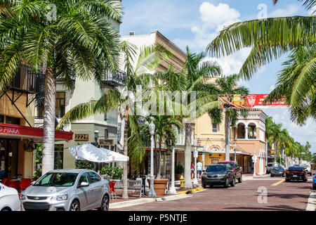 Fort ft. Myers Florida,River District,1st First Street,business,Downtown,shopping shopper shopping shopping negozi mercati di mercato di vendita di mercato Foto Stock