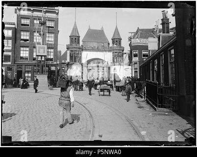 N/A. Nederlands: Beschrijving Inhuldiging van koningin Wilhelmina De opbouw van een erepoort in de Jodenbreestraat ter gelegenheid van de inhuldiging van koningin Wilhelmina. Gezien naar het Markenplein. Documenttype foto Vervaardiger Stomps, Benjamin Wilhelmus Collectie Collectie B.W. Stomps Datering settembre 1898 Geografische naam Jodenbreestraat Inventarissen http://archief.amsterdam/archief/10162 Afbeeldingsbestand 010162000037 generato con Dememorixer . Settembre 1898. Benjamin Wilhelmus Stomps (1856-1904) 187 Benjamin Wilhelmus Stomps, Afb 010162000037 Foto Stock