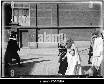 N/A. Nederlands: Beschrijving Inhuldiging van koningin Wilhelmina Verklede mensen in de historisch-allegorische optocht, ter gelegenheid van de inhuldiging van koningin Wilhelmina, in de Eerste Helmersstraat. Documenttype foto Vervaardiger Stomps, Benjamin Wilhelmus Collectie Collectie B.W. Stomps Datering 7 settembre 1898 Geografische naam Eerste Helmersstraat Inventarissen http://archief.amsterdam/archief/10162 Afbeeldingsbestand 010162000053 generato con Dememorixer . Il 7 settembre 1898. Benjamin Wilhelmus Stomps (1856-1904) 187 Benjamin Wilhelmus Stomps, Afb 010162000053 Foto Stock