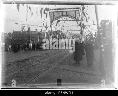 N/A. Nederlands: Beschrijving Inhuldiging van koningin Wilhelmina De Hoge Sluis versierd ter gelegenheid van de inhuldiging van koningin Wilhelmina. Documenttype foto Vervaardiger Stomps, Benjamin Wilhelmus Collectie Collectie B.W. Stomps Datering settembre 1898 Inventarissen http://archief.amsterdam/archief/10162 Afbeeldingsbestand 010162000096 generato con Dememorixer . Settembre 1898. Benjamin Wilhelmus Stomps (1856-1904) 187 Benjamin Wilhelmus Stomps, Afb 010162000096 Foto Stock