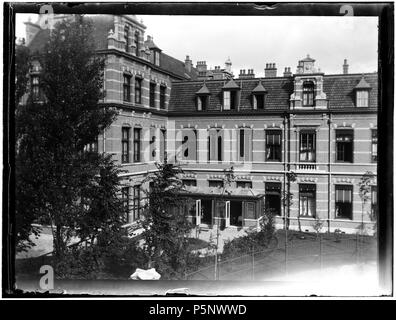 N/A. Nederlands: Beschrijving Wilhelmina Gasthuis De binnenplaats. Documenttype foto Vervaardiger Stomps, Benjamin Wilhelmus Collectie Collectie B.W. Stomps Datering 1894 t/m 1900 Geografische naam WG-plein Inventarissen http://archief.amsterdam/archief/10162 Afbeeldingsbestand 010162000249 generato con Dememorixer . 1894 t/m 1900. Benjamin Wilhelmus Stomps (1856-1904) 188 Benjamin Wilhelmus Stomps, Afb 010162000249 Foto Stock