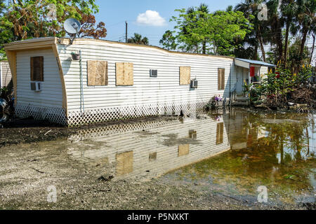 Florida,Bonita Springs,dopo l'uragano Irma tempesta acqua danni distruzione post-catapo,allagamento,parco mobile rimorchio casa,FL170925156 Foto Stock