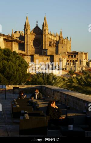 Catedral de Mallorca desde la terraza d' Es Baluard (Museu d'Art Moderne ho contemporani de Palma).Palma.Mallorca.Islas Baleares.España. Foto Stock