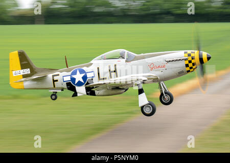 North American P-51D Mustang Janie Seconda Guerra Mondiale aereo da combattimento di Hardwick Warbirds alla loro base di Hardwick Airfield, Norfolk, Regno Unito. Taking off Foto Stock