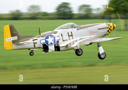 North American P-51D Mustang Janie Seconda Guerra Mondiale aereo da combattimento di Hardwick Warbirds alla loro base di Hardwick Airfield, Norfolk, Regno Unito. Flying Foto Stock