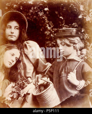 N/A. Raccolta di Blackberry. Elizabeth Keown, Kate Keown e Freddy Gould. Albume di stampa, 335 x 285mm (13 1/4 x 11 1/4'). tra il 1868 e il 1870. Julia Margaret Cameron (1815-1879) nomi alternativi Julia Margaret Pattle; Julia Margaret Cameron Pattle; Julia M.; Cameron Julia Margaret née Pattle; Julia Margaret nee Pattle Descrizione fotografo inglese Data di nascita e morte 11 Giugno 1815 26 gennaio 1879 Luogo di nascita e morte Calcutta, India Kalutara, Ceylon competente controllo : Q230120 VIAF:61616074 ISNI:0000 0000 8140 6854 ULAN:500118804 LCCN:N50031545 NLA:35169417 WorldCat 207 Blac Foto Stock