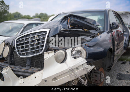 L'estremità anteriore di una vettura che è stata mangled oltre la riparazione in un auto accient, il paraurti legato con una corda Foto Stock