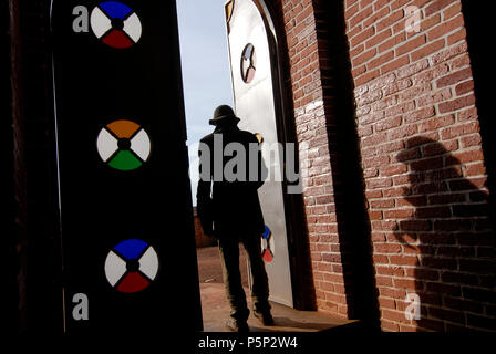 Ruanda, Byumba , porta della chiesa cattolica / RUANDA, Byumba Tuer der Kirche Foto Stock