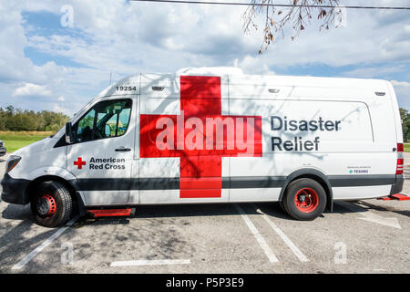 Florida,LaBelle,dopo l'uragano Irma,aiuto alla tempesta assistenza,post-distruzione,soccorso disaster recovery,Red Cross Disaster Relief,furgone,FL170925228 Foto Stock