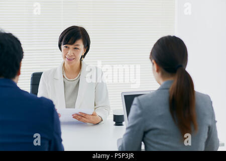 Senior giapponese imprenditrice avente riunione in ufficio Foto Stock