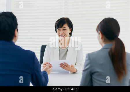 Senior giapponese imprenditrice avente riunione in ufficio Foto Stock