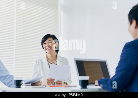 Senior giapponese imprenditrice avente riunione in ufficio Foto Stock