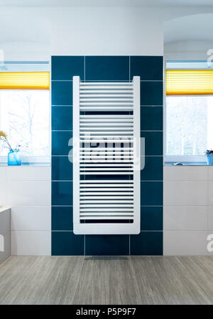 Asciugamano bianco essiccatore su un blu bagno piastrellato parete. Foto Stock