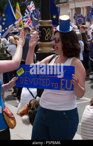 Voto popolare Marzo, LONDRA, REGNO UNITO, 23 giugno 2018. Banner: irrimediabilmente dedicata alla UE. Foto Stock