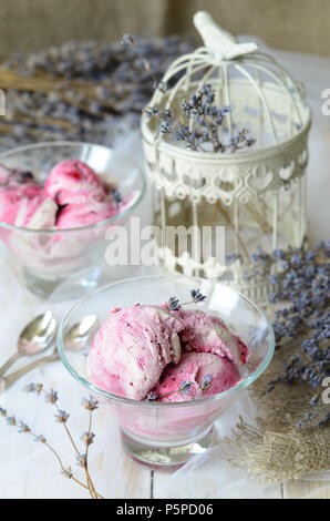 Lavanda e Ribes Gelateria su sfondo bianco Foto Stock