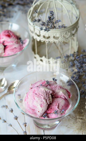 Lavanda e Ribes Gelateria su sfondo bianco Foto Stock