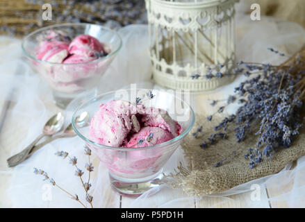Lavanda e Ribes Gelateria su sfondo bianco Foto Stock