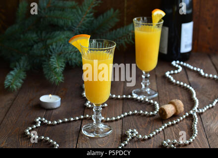 La Mimosa cocktail con succo di arancia e champagne su sfondo di Natale Foto Stock