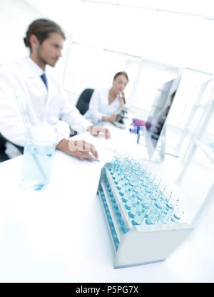 Vista laterale di scienziati impegnati in laboratorio Foto Stock