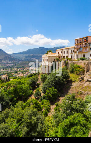 Vista parziale della città di Monreale e parte della valle di Palermo nel nord della Sicilia Foto Stock