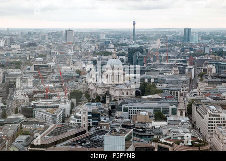 Vista aerea di Londra dall'edificio Walkie-Talkie, 20 Fenchurch Street, Londra, Inghilterra, Regno Unito. Orizzontale, copia dello spazio. Sett. 2017 Foto Stock